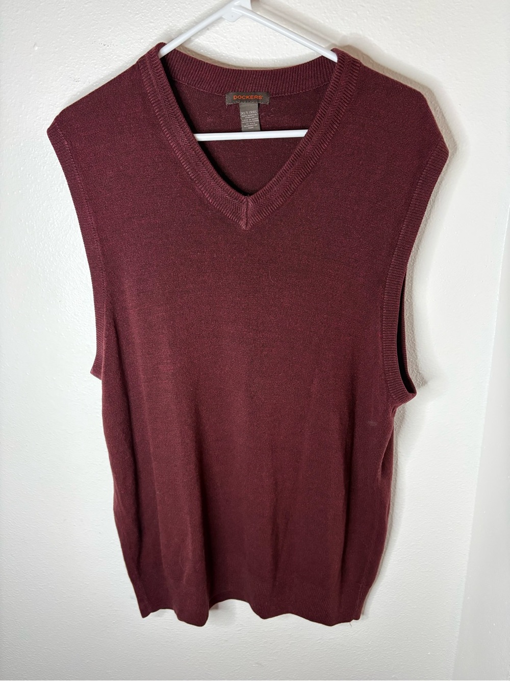Dockers Men's Burgundy V-Neck Sweater Vest - XLT